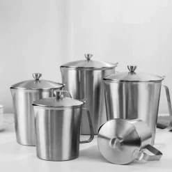 Milchaufschäumkrug aus Edelstahl mit Deckel - Messbecher