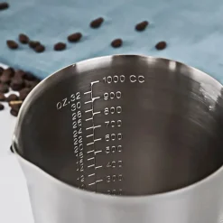 Milchaufschäumkrug aus Edelstahl mit Deckel - Messbecher