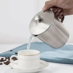 Milchaufschäumkrug aus Edelstahl mit Deckel - Messbecher