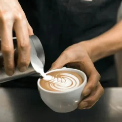 Milchaufschäumkrug aus Edelstahl – 12 oz Latte Art Cup mit Silikonhülle