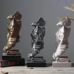 Miniatur-Schreibtischskulptur – Elegantes Schweigen ist Golddekor