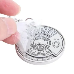 Mini-Kalender-Schlüsselanhänger aus Metall – Kreatives Zeitportal-Design