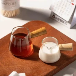 Mini-Milchkännchen mit Holzgriff – Messbecher für Espresso-Latte-Creamer