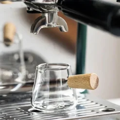 Mini-Milchkännchen mit Holzgriff – Messbecher für Espresso-Latte-Creamer