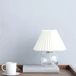 Moderne Glas-Tischlampe – Stilvolle Plissee-Beleuchtung für Zuhause