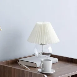 Moderne Glas-Tischlampe – Stilvolle Plissee-Beleuchtung für Zuhause