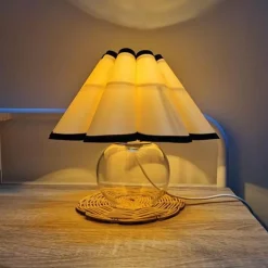 Moderne Glas-Tischlampe – Stilvolle Plissee-Beleuchtung für Zuhause