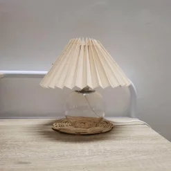 Moderne Glas-Tischlampe – Stilvolle Plissee-Beleuchtung für Zuhause