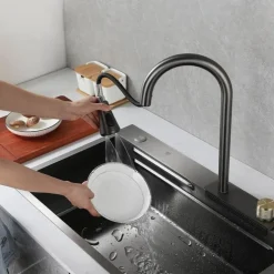 Moderne Küchenspüle aus Edelstahl – Elegantes Wasserfall-Design