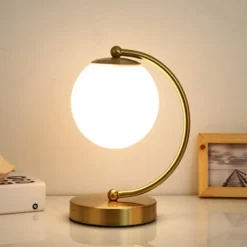 Moderne Tischlampe aus Glas – Kreatives Beleuchtungsdekor