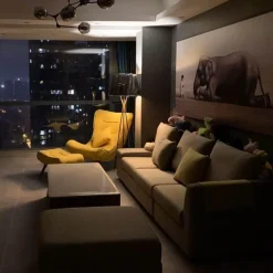 Moderne verstellbare Stehlampe – stilvolle Beleuchtungslösung