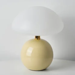 Moderner Beistelltisch aus Holz – Stilvolle Akzentmöbel