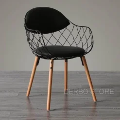 Moderner Metallstuhl mit Holzbeinen – Luxusdesign