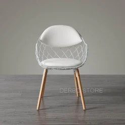 Moderner Metallstuhl mit Holzbeinen – Luxusdesign