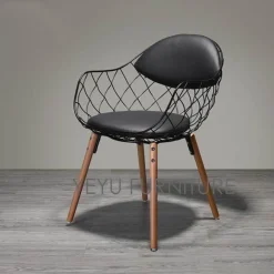 Moderner Metallstuhl mit Holzbeinen – Luxusdesign