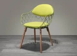 Moderner Metallstuhl mit Holzbeinen – Luxusdesign