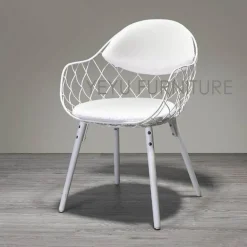 Moderner Metallstuhl mit Holzbeinen – Luxusdesign