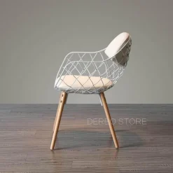 Moderner Metallstuhl mit Holzbeinen – Luxusdesign