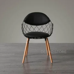 Moderner Metallstuhl mit Holzbeinen – Luxusdesign