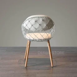 Moderner Metallstuhl mit Holzbeinen – Luxusdesign
