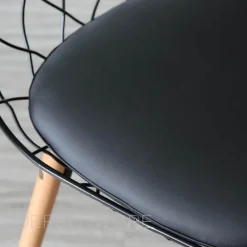Moderner Metallstuhl mit Holzbeinen – Luxusdesign