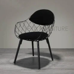 Moderner Metallstuhl mit Holzbeinen – Luxusdesign