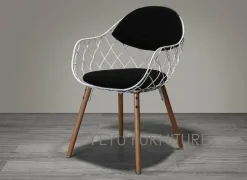 Moderner Metallstuhl mit Holzbeinen – Luxusdesign