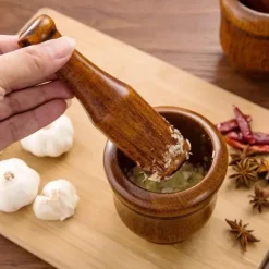 Mörser und Stößel aus Naturholz – unverzichtbares Küchenwerkzeug für Gewürze und Kräuter