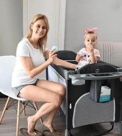 Multifunktionales faltbares Babybett mit abnehmbarer Seite
