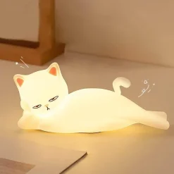 Nachtlampe mit liegender Katze – süßes Dekolicht für Kinder