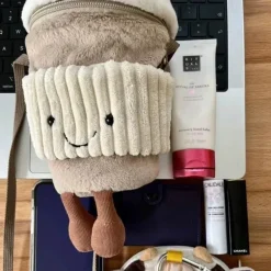 Niedliche Plüschtasche mit Kaffeetassenhalter