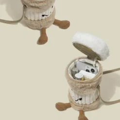 Niedliche Plüschtasche mit Kaffeetassenhalter