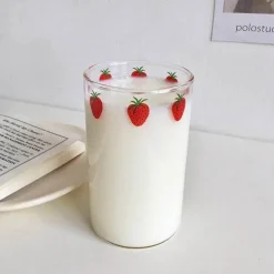 Niedlicher Glasbecher mit Erdbeermotiv, 300 ml, hitzebeständig, mit Strohhalm