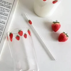 Niedlicher Glasbecher mit Erdbeermotiv, 300 ml, hitzebeständig, mit Strohhalm