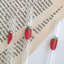 Niedlicher Glasbecher mit Erdbeermotiv, 300 ml, hitzebeständig, mit Strohhalm