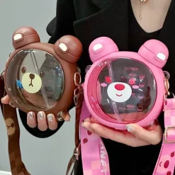 Niedlicher Wasserbecher mit kleinem Jungen – Trinkgefäß mit großem Fassungsvermögen