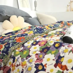 Nordische Blumendecke - Weiche Sommerdeko aus Baumwolle