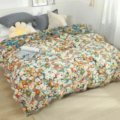 Nordische Blumendecke - Weiche Sommerdeko aus Baumwolle