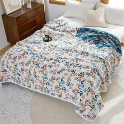 Nordische Blumendecke - Weiche Sommerdeko aus Baumwolle