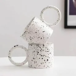 Nordische Keramiktasse mit Punkten - Minimalistisches Geschenk für Paare