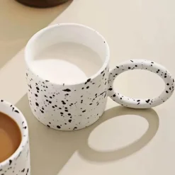 Nordische Keramiktasse mit Punkten - Minimalistisches Geschenk für Paare