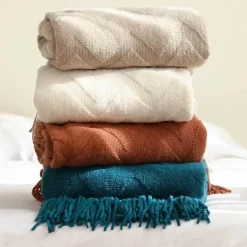 Nordische Strickdecke – weiches geometrisches Design für Zuhause und unterwegs