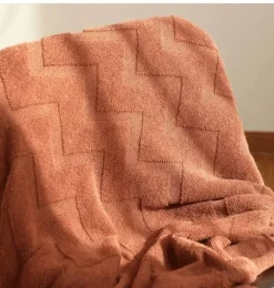 Nordische Strickdecke – weiches geometrisches Design für Zuhause und unterwegs