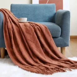 Nordische Strickdecke – weiches geometrisches Design für Zuhause und unterwegs