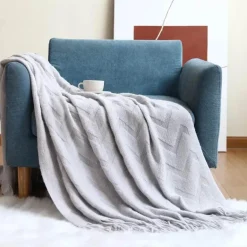 Nordische Strickdecke – weiches geometrisches Design für Zuhause und unterwegs