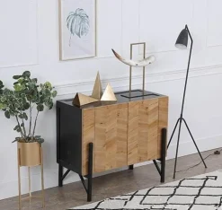 Nordischer Holzschrank – Elegante Aufbewahrungslösung für den Seiteneingang