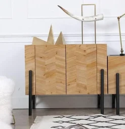 Nordischer Holzschrank – Elegante Aufbewahrungslösung für den Seiteneingang