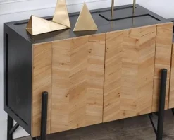 Nordischer Holzschrank – Elegante Aufbewahrungslösung für den Seiteneingang