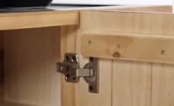 Nordischer Holzschrank – Elegante Aufbewahrungslösung für den Seiteneingang