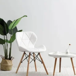 Nordischer Leder-Holzstuhl – Akzentmöbel im modernen Design